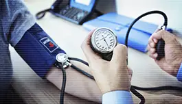 Hipertensão antes dos 35 anos e risco de AVC na meia-idade